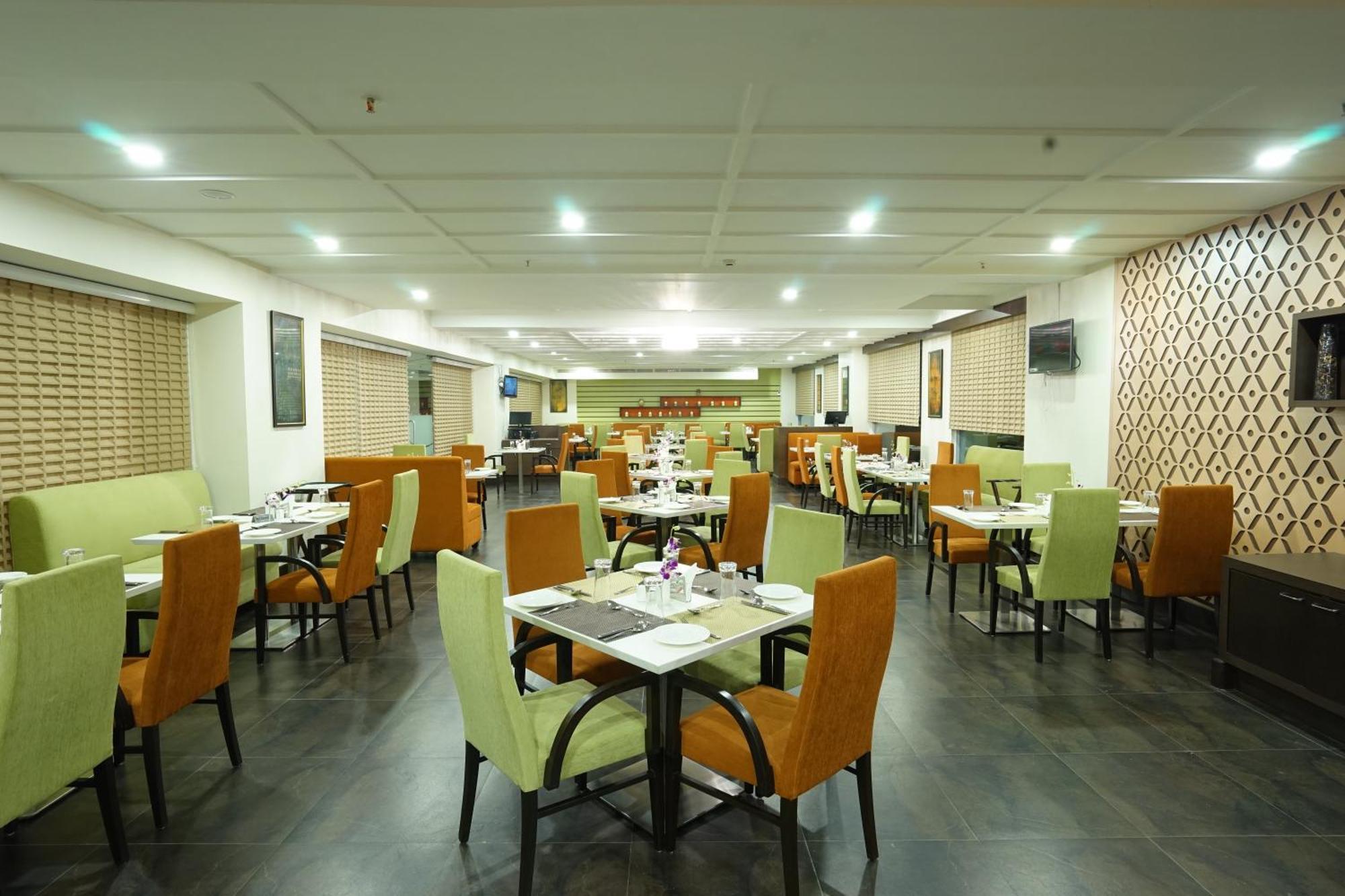 The Byke Suraj Plaza Pure Veg, Thána Kültér fotó